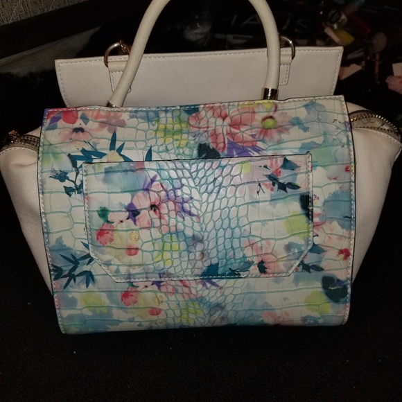 Guess purse - Picture 2 of 3